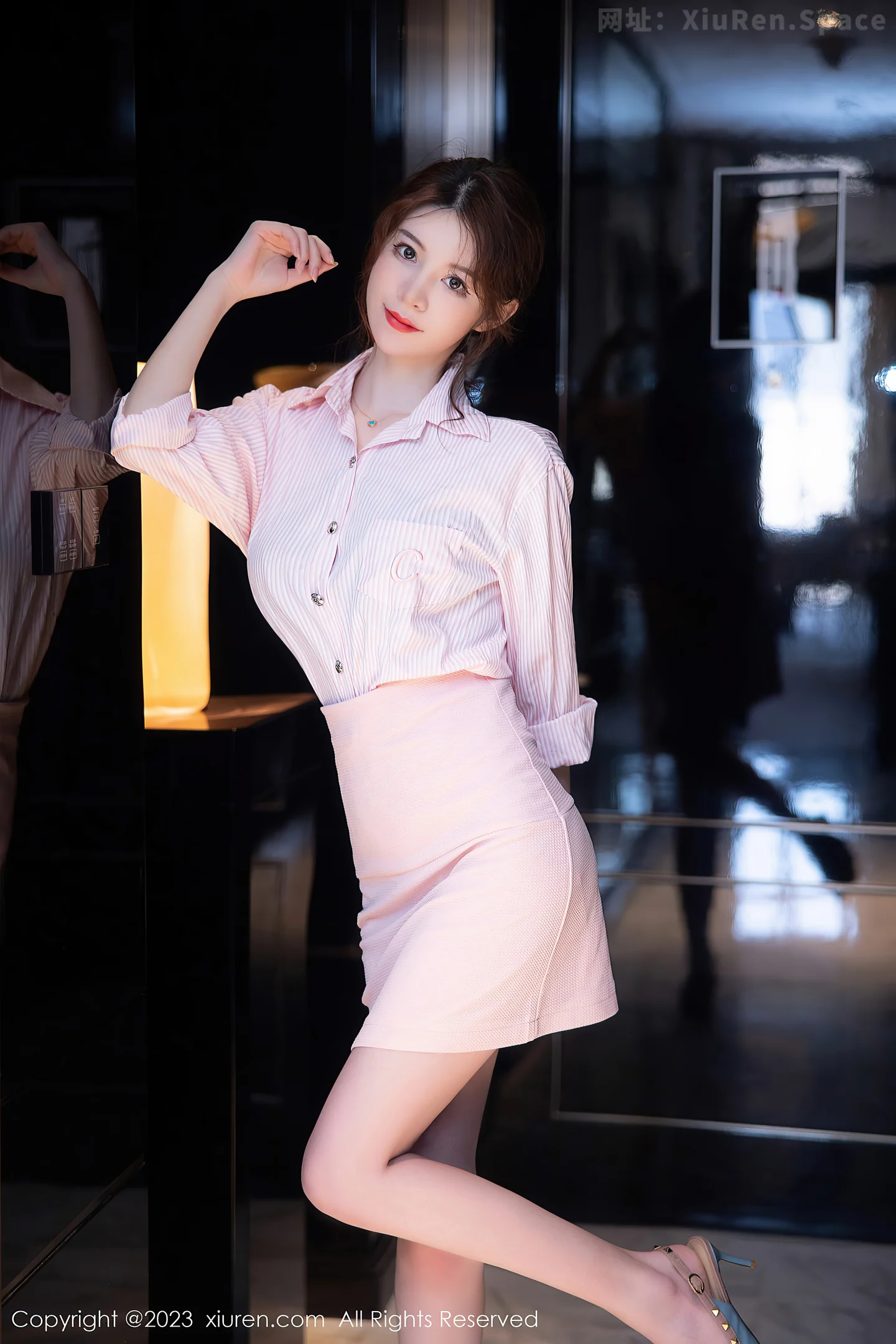 图片[2]-[XiuRen秀人网]2023.03.22 VOL.6451 yoo优优 粉色衬衫与短裙加黑色蕾丝情趣内衣性感私房写真集-秀人网官方网站